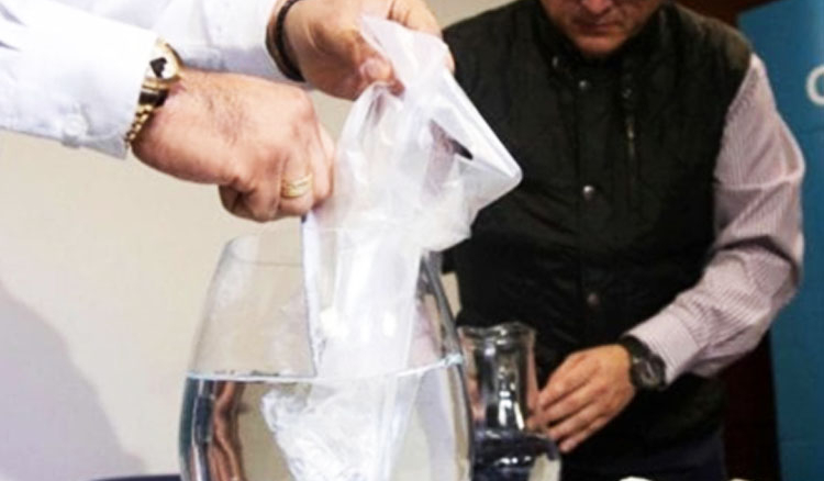 Chileans create water soluble plastic bag