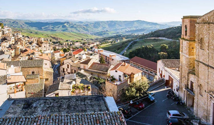 Quaint Italian town of Cammarata gives away FREE ouses