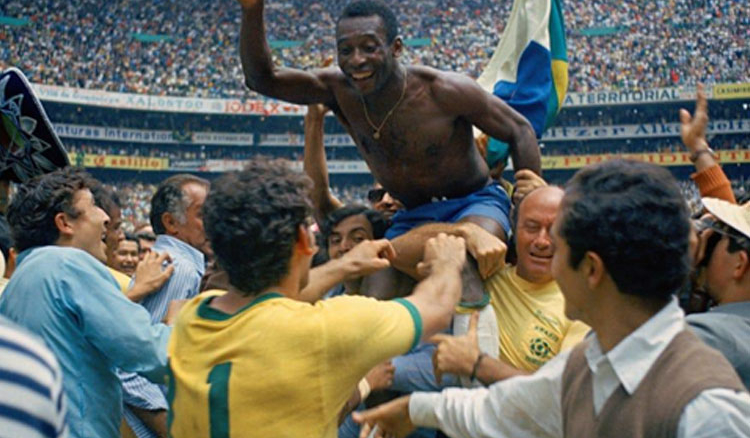 Pele’s last Brazilian jersey sold in auction