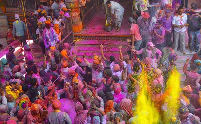holi-1